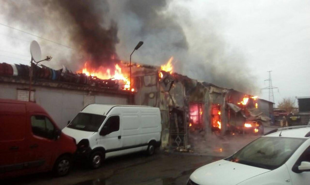 Из-за пожара на СТО в Киеве сгорели 3 автомобиля (фото, видео)