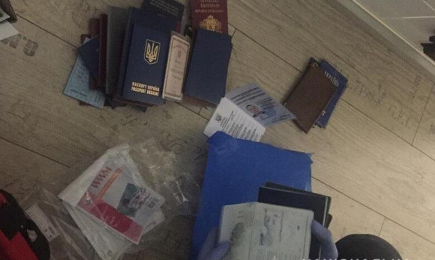 У вооруженного киевлянина правоохранители изъяли поддельные паспорта и удостоверения (фото)