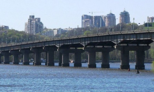 Движение транспорта по мосту Патона в Киеве частично ограничено