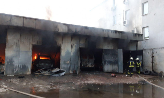Ангар с автомобилями горел на Отрадном в Киеве (фото, видео)