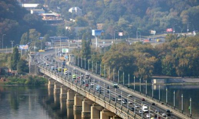 На мосту Патона в Киеве ограничили движение