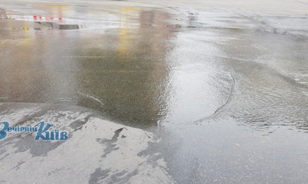 На Лукьяновке в Киеве вновь залило дорогу водой из-за прорыва трубы (фото)