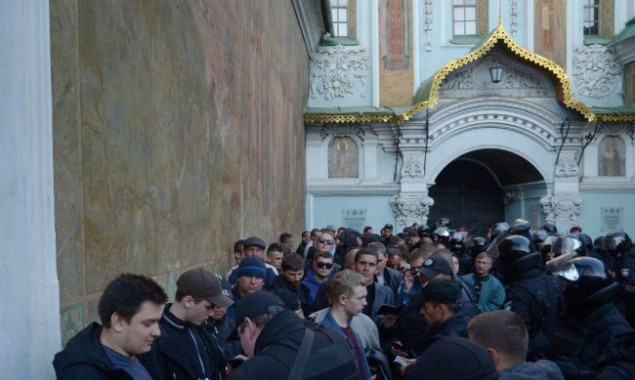 Правоохранители задержали в районе Киево-Печерской лавры около 100 человек (фото)