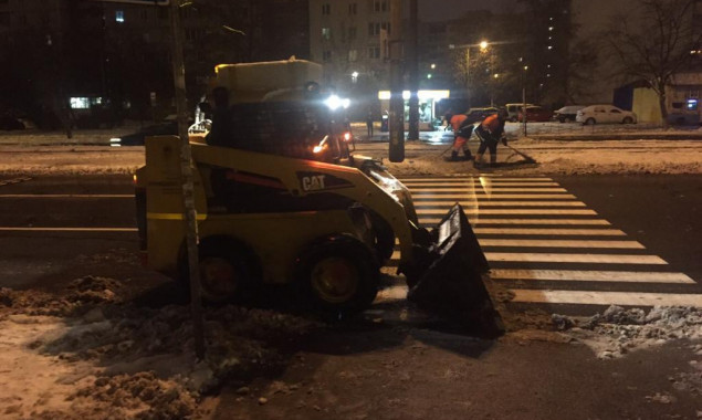 339 единиц снегоуборочной техники всю ночь убирали Киев от снега