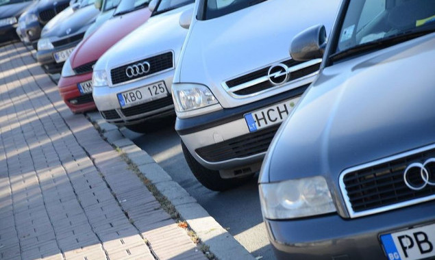 Порошенко подписал законы, которые упростят легализацию автомобилей на “евробляхах”