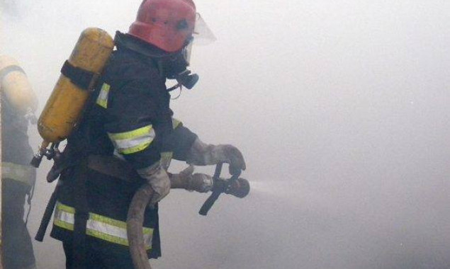Спасатели обнаружили тело мужчины при тушении пожара на улице Метростроевской в Киеве