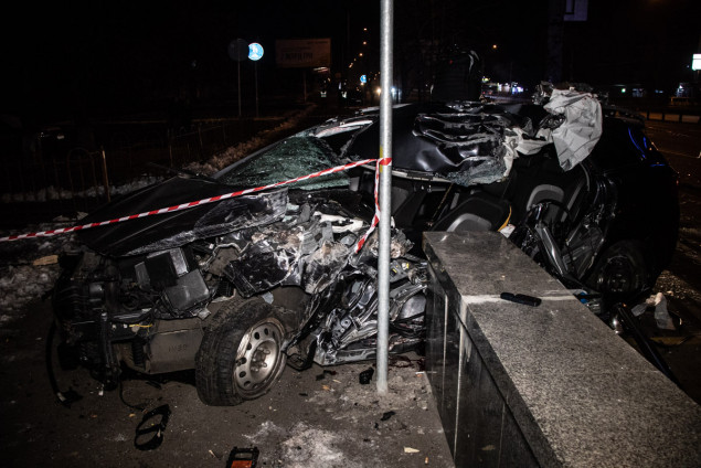 На проспекте Победы в Киеве легковушка превысила скорость и влетела в столб, водитель погиб (фото, видео)
