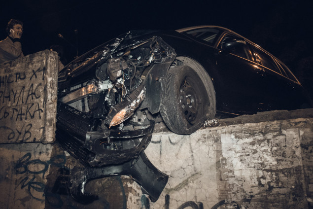 В результате смертельного ДТП в Киеве один из автомобилей чуть не упал с Шулявского путепровода (видео)