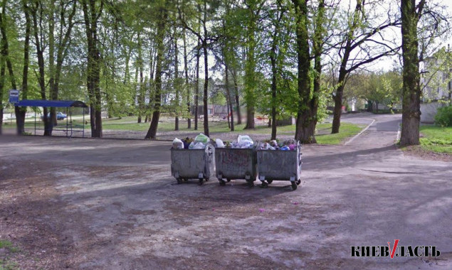 В поселке под Киевом перестали вывозить мусор