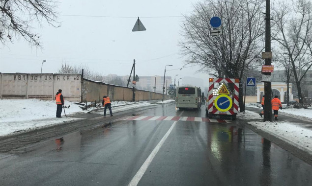 Коммунальщики для безопасности киевлян продолжают работы по очистке тротуаров от льда и снега - КГГА