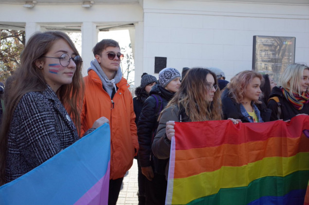 В Киеве радикалы разогнали марш трансгендеров, пострадал канадский журналист (фото, видео)