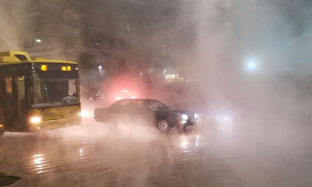 Из-за прорыва горячей воды в Киеве заблокировано движение шести маршрутов общественного транспорта