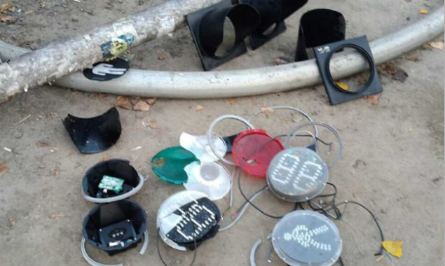 За одну ночь вандалы в Киеве вывели из строя 5 светофоров (фото)