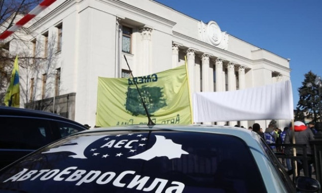 Движение по улице Грушевского в Киеве снова затруднено из-за митингующих