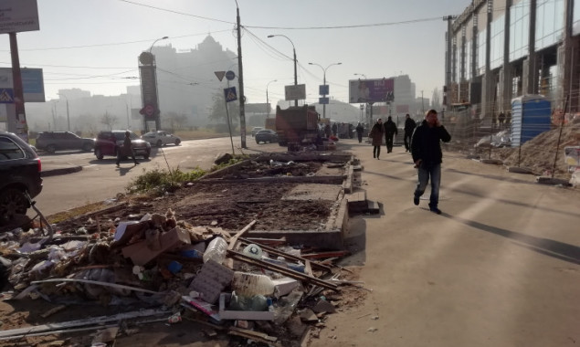 Коммунальщики демонтировали МАФы у одного из выходов станции метро “Минская” в Киеве
