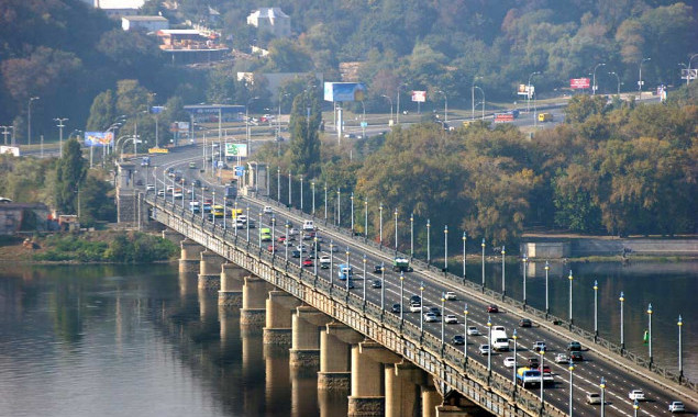 Движение по киевскому мосту Патона из-за ремонта частично ограничено