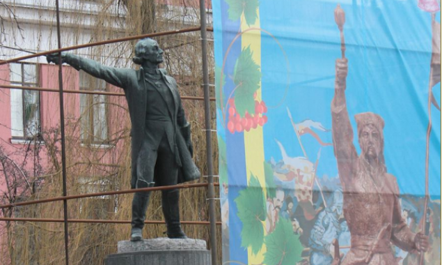 Памятник Суворову могут убрать с территории лицея Богуна в Киеве