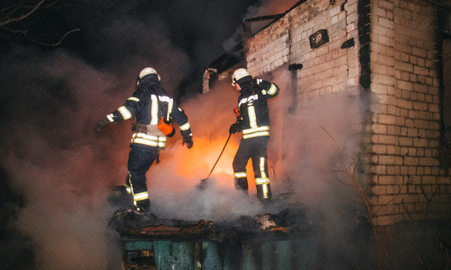 Ночью на Русановских садах в Киеве дотла сгорел частный дом (фото, видео)