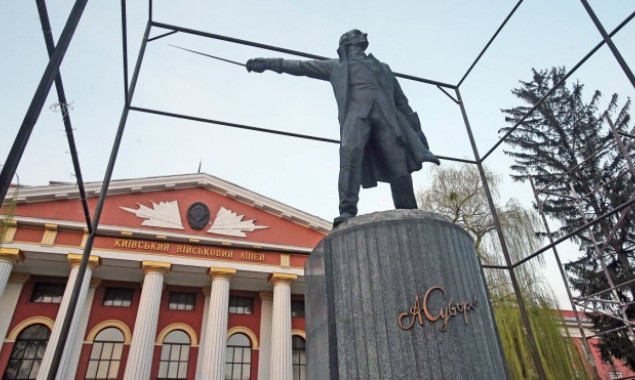 В Минкульте приняли решение о демонтаже памятника Суворову в лицее Богуна в Киеве (видео)