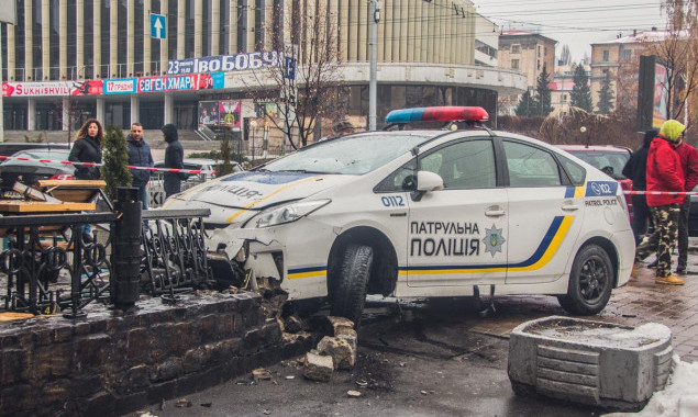 В Киеве автомобиль полиции сбил пешехода на тротуаре и въехал в кафе (фото, видео)