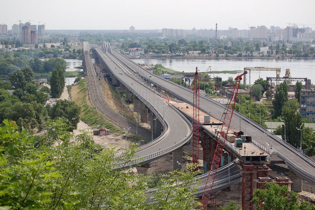 Движение еще по одному из мостов Киева под угрозой из-за отсутствия договора на зимнее содержание