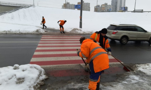 Дорожники продолжают расчистку города от снегопада, за минувшие сутки вывезли 2388 тонн снега - КГГА