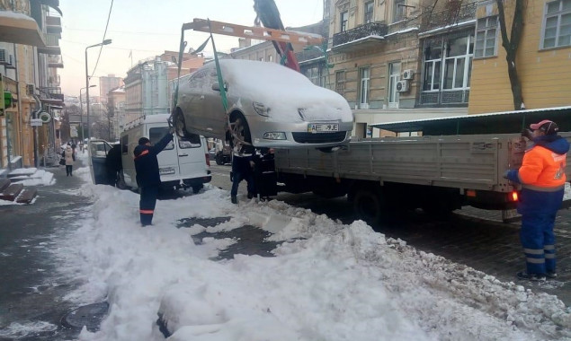 На выходных спецтехника круглосуточно очищала Киев от снега