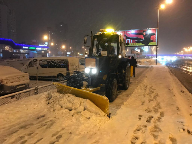 Более 350 единиц техники в течение полутора суток убирают улицы Киева от снега - КГГА
