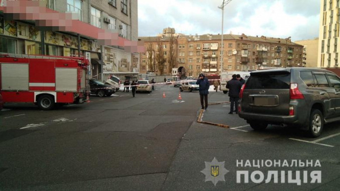 В Соломенском районе Киева неизвестные со стрельбой украли сумку с деньгами из автомобиля (фото)