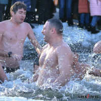 Крещение-2019: Кличко и его команда окунулись в прорубь в парке “Наталка” (фото)