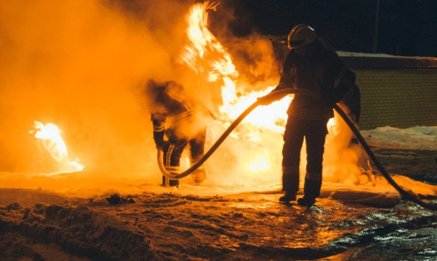 Ночью в Киеве во дворе жилого дома дотла сгорел Lexus (фото)