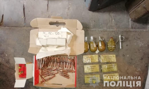 Фастовчанин хранил в гараже 1,5 кг тротила, гранаты и патроны (видео)