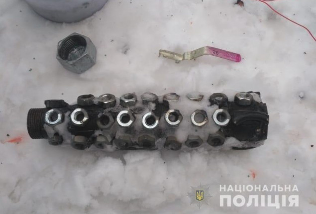 На улице Метростроевской киевлянин обнаружил самодельную взрывчатку у своего автомобиля (фото)