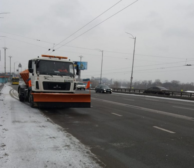 Из-за ухудшения погоды в Киеве коммунальщики вывели дополнительную снегоуборочную технику - КГГА