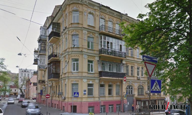 Коммунальщики обрушили балкон в старинном доме на Малой Житомирской