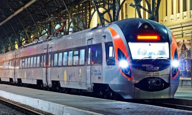 “Укрзализныця” начала назначать дополнительные поезда к 8 марта