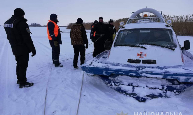 По факту гибели двух провалившихся под лед на Киевском водохранилище мужчин открыто уголовное производство (фото)