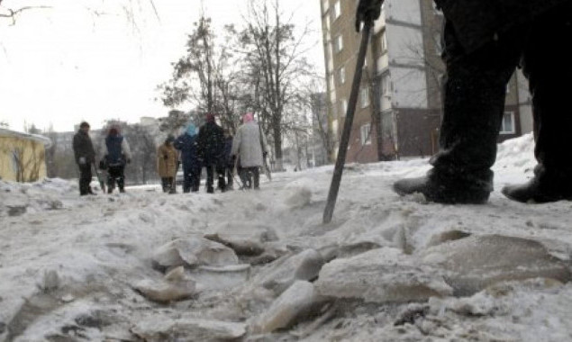 Около 200 киевлян за выходные травмировались из-за гололеда