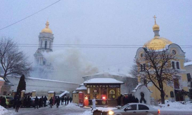 Пылает здание Киево-Печерской лавры (фото, видео)