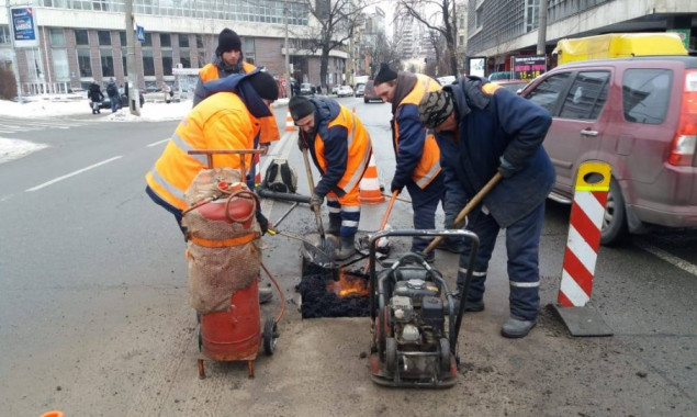 Во всех районах Киева коммунальщики работают над ликвидацией разрушений дорожного покрытия, - КГГА