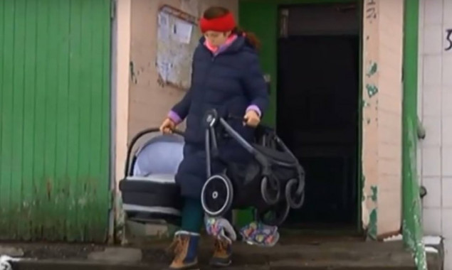 Жители столицы продолжают жаловаться на отсутствие пандусов на улицах Киева (видео)