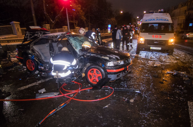 Серьезное ДТП на бульваре Шевченко в Киеве: пассажирку одного из авто пришлось доставать спасателям (фото, видео)