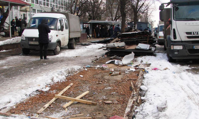 В Киеве коммунальщики снесли рынок на Лесном массиве (фото)