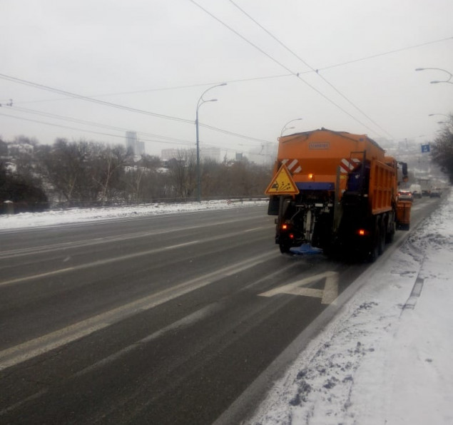 Улицы Киева от снега убирают 332 единицы спецтехники и бригады ручной уборки - КГГА