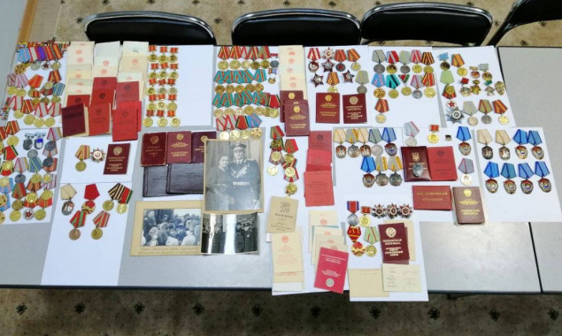 Через аэропорт “Борисполь” в Китай пытались переправить посылки с коллекцией советских наград и документов (фото)