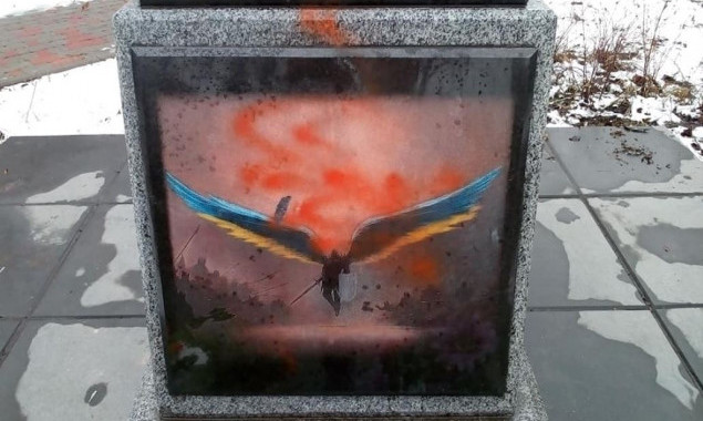 В Киеве вандалы красной краской осквернили памятник воинам АТО (фото)
