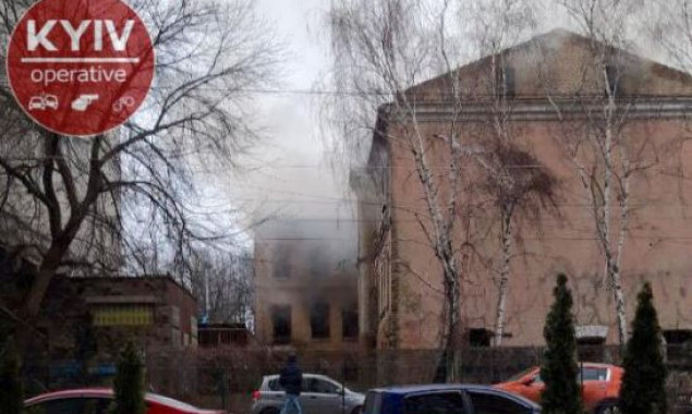 В центре Киева в третий раз за неделю горит заброшенное здание (фото)