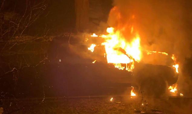 Неизвестные сожгли машину матери депутата Киевсовета Владимира Назаренко (фото, видео)