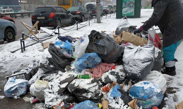 “Киевблагоустройство” обвиняет владельцев МАФов около метро “Шулявская” в подбрасывании мусора (фото)
