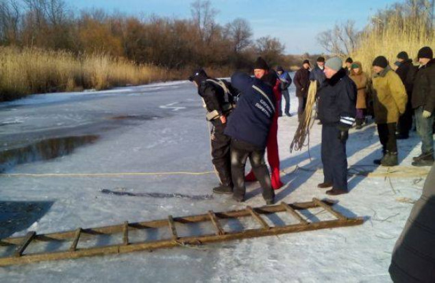 Из столичной реки Лыбедь спасатели достали труп мужчины